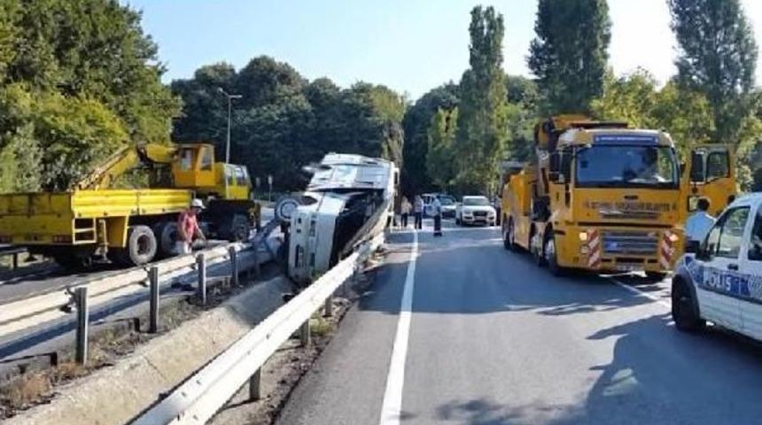 Bah&ccedil;ek&ouml;y'de Midib&uuml;s Devrildi: 1 &Ouml;l&uuml; 2'si Ağır 13 Yaralı (1)