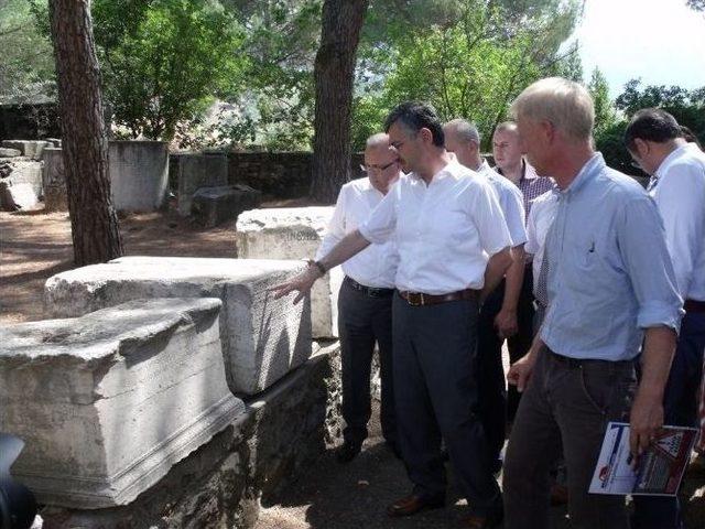 Vali Bektaş, Sardes Antik Kenti’ndeki Kazı Çalışmalarını İnceledi