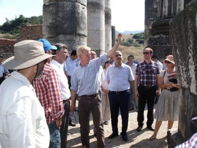 Vali Bektaş, Sardes Antik Kenti’ndeki Kazı Çalışmalarını İnceledi