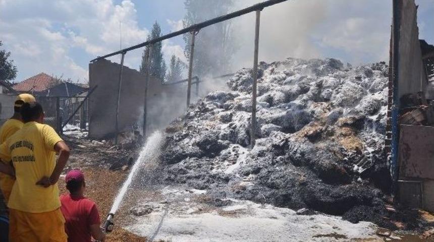 Korkuteli&rsquo;de Ahır Yangını
