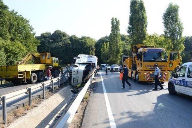 Bahçeköy'de Piknikçileri Taşıyan Midibüs Devrildi; 1 Ölü, 12 Yaralı