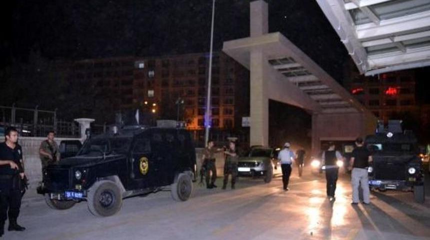 Lojmanda N&ouml;bet Tutan Polislere Ateş A&ccedil;ıldı: 2 Polis Yaralı (2)