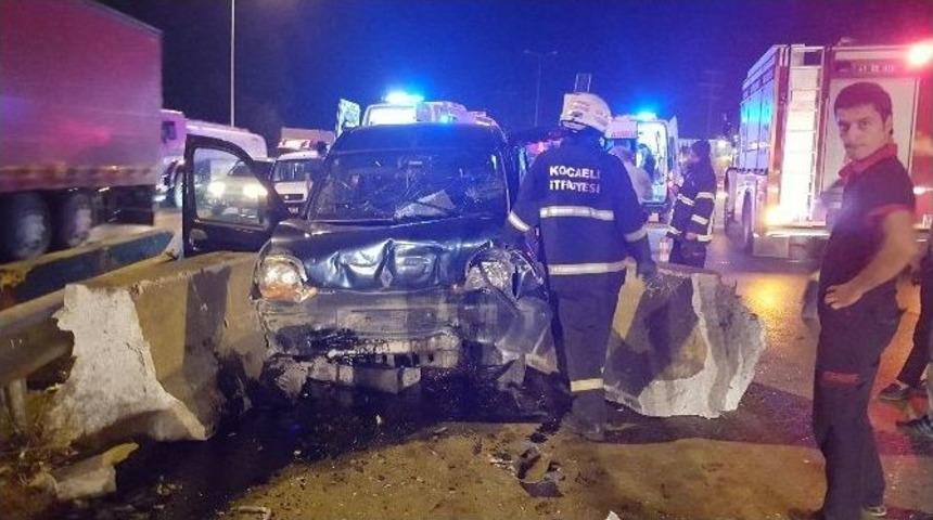 Aşırı Hızla &Ccedil;arptığı Beton Bariyeri Par&ccedil;aladı