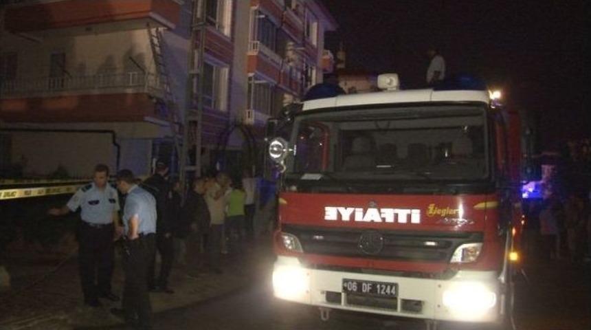 Başkent&rsquo;te Yıldırım D&uuml;şen Binada Yangın &Ccedil;ıktı