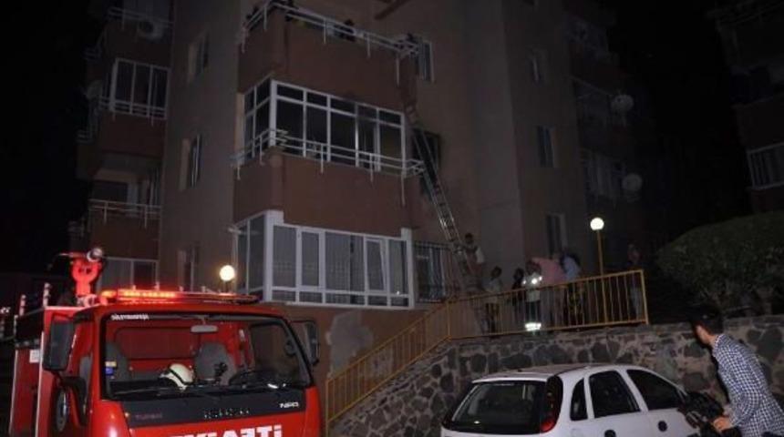 Yangında Balkonda Arasında Mahsur Kalan 9 Kişi Itfaiye Ekiplerince Kurtarıldı