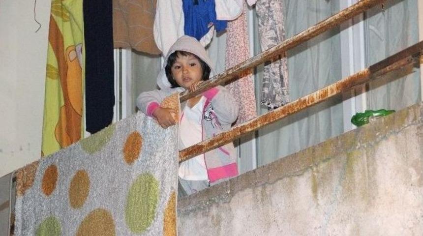 Evde Yalnız Kalan K&uuml;&ccedil;&uuml;k Balkona &Ccedil;ıkıp Yardım İstedi