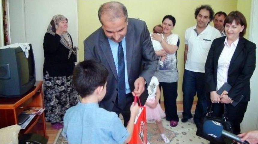 Deney Yapan &Ccedil;ocuğa Bakan Işık&rsquo;tan Hediye