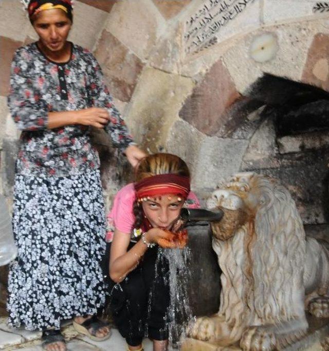 Hacıbektaş’Ta Delikli Taş Izdihamı