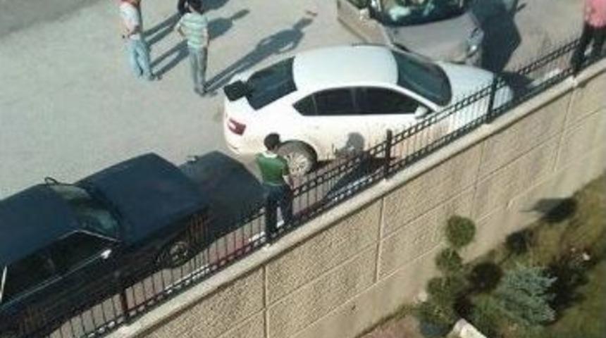 Aracı İle Yoldan &Ccedil;ıkarak Adliye Oto Parkı&rsquo;na Daldı