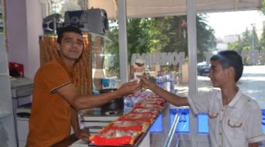 Sıcaklardan Bunalanlar Serinlemek İ&ccedil;in Dondurmacılara Koşuyor