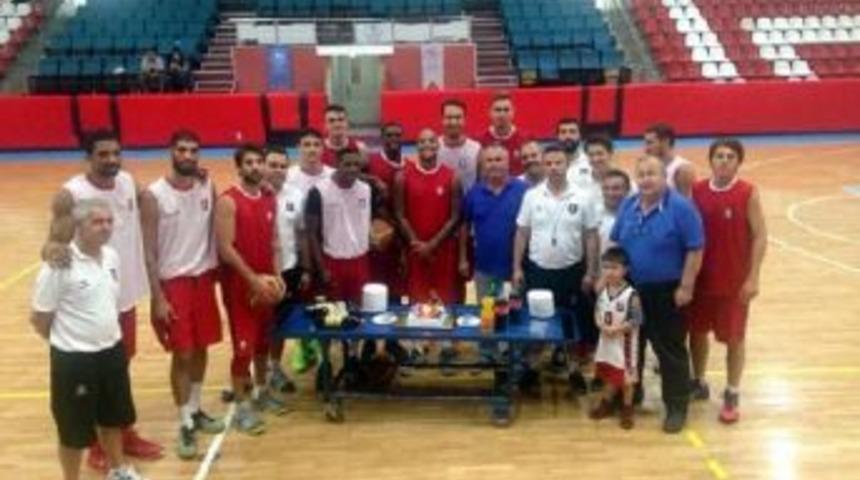 Uşak Sportif Yeniden Atat&uuml;rk Spor Salonu'nda
