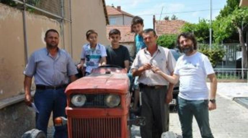 &Ccedil;aldırdığı Trakt&ouml;r&uuml;ne 10 Yıl Sonra Kavuştu