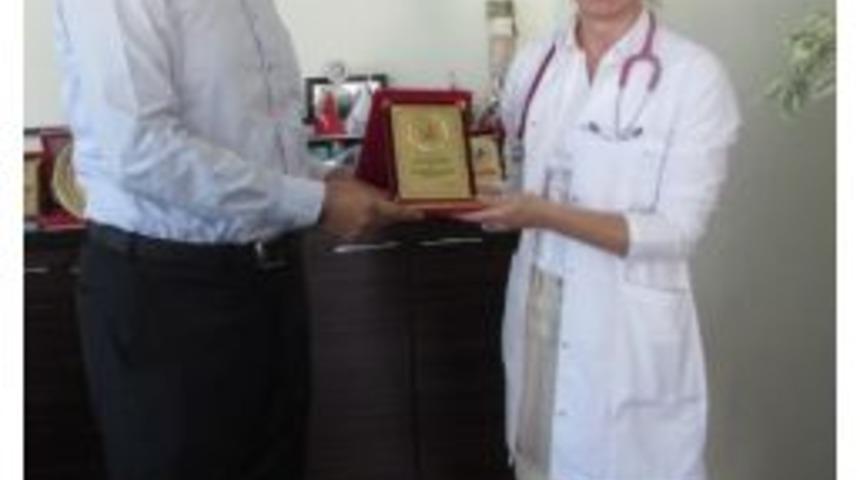 Halk Sağlığı M&uuml;d&uuml;rl&uuml;ğ&uuml;&rsquo;nden Yılın Doktor Adayı Okulu&rsquo;ya Plaket