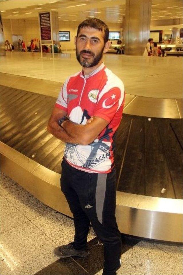 T&uuml;rk Bayraklı Azeri Gezgin Mısır&rsquo;da G&ouml;zaltına Alındı 2