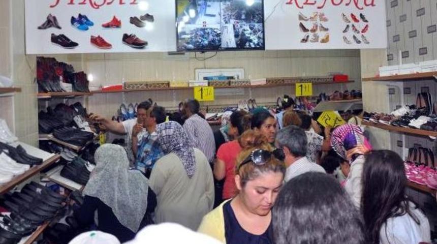 1 Liralık Bin &Ccedil;ift Ayakkabı 1 Saatte T&uuml;kendi