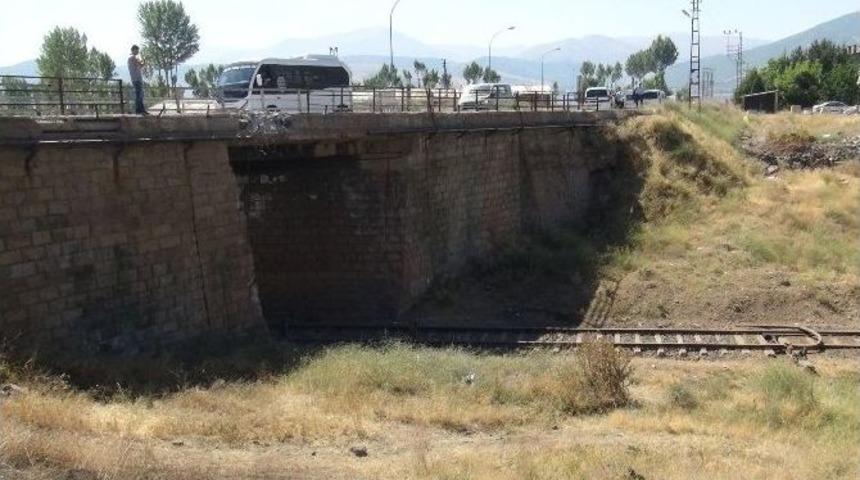 Zırhlı Araca Yapılan Roketatarlı Saldırı Evlere Ve Ara&ccedil;lara Zarar Verdi