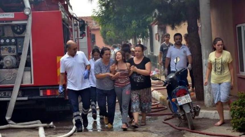 Evdeki T&uuml;p Bomba Gibi Patladı: 4 Yaralı