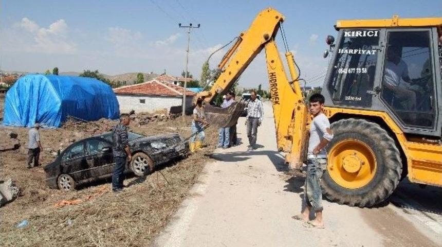 Sel Suları Otomobili S&uuml;r&uuml;kledi, Duvarları Yıktı