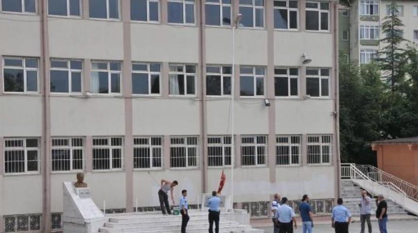 Lise Bah&ccedil;esindeki T&uuml;rk Bayrağı Direği Boyayan Iş&ccedil;i Tarafından Indirildi, Vatandaş Ter&ouml;rist Sanıp Polisi Aradı