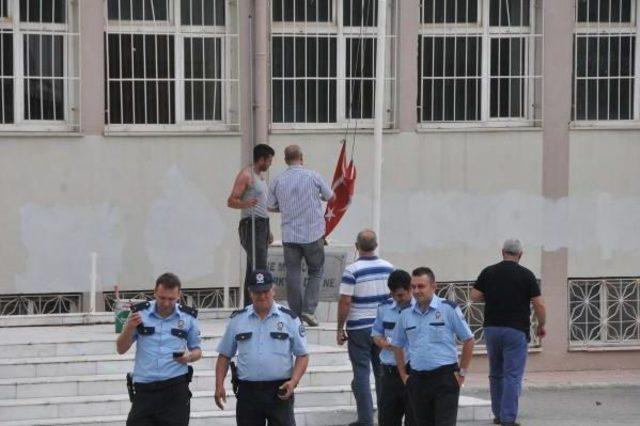 Lise Bahçesindeki Türk Bayrağı Direği Boyayan Işçi Tarafından Indirildi, Vatandaş Terörist Sanıp Polisi Aradı