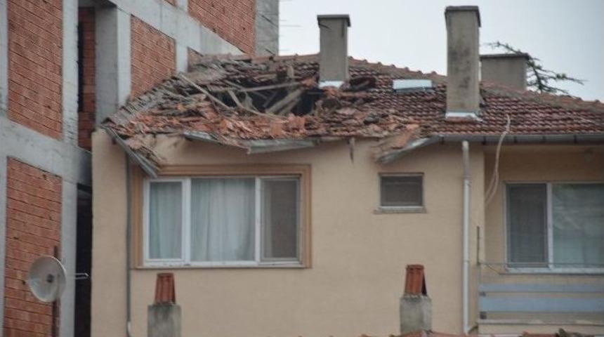 İnşaat Duvarındaki Tuğlalar Yandaki Evin &Ccedil;atısına D&uuml;şt&uuml;