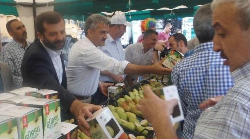 Şehir Merkezinde Tonlarca Armut Dağıttılar