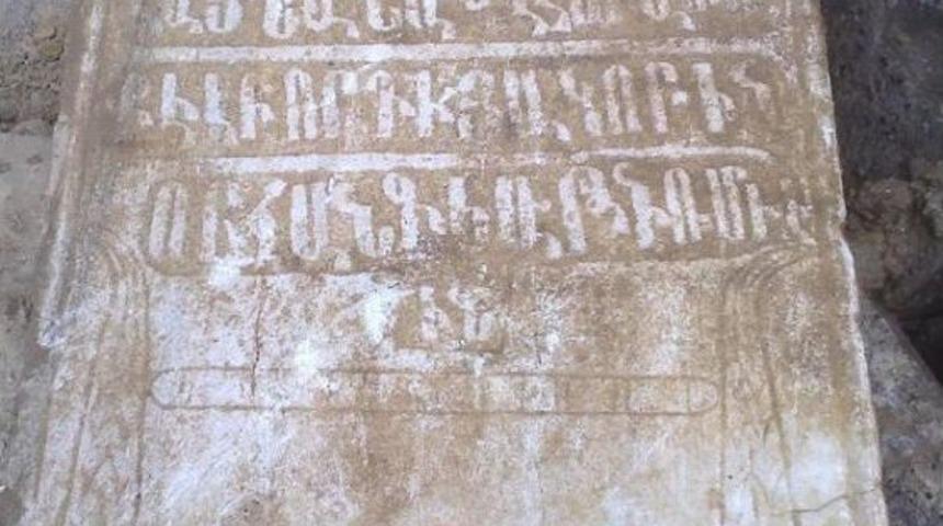 Kanalizasyon &Ccedil;alışmasında Ermeni Mezar Taşları Bulundu