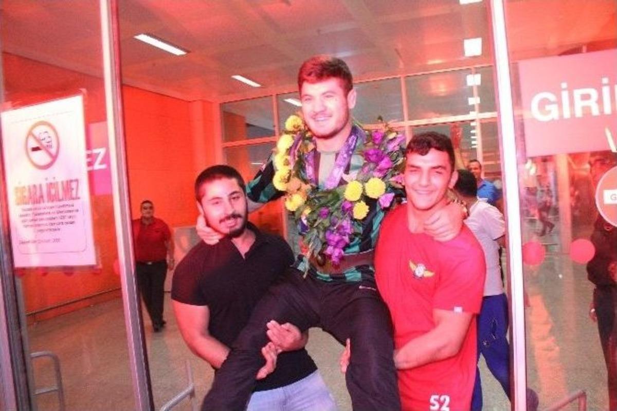 D&uuml;nya Şampiyonu Omuzlarda Karşılandı