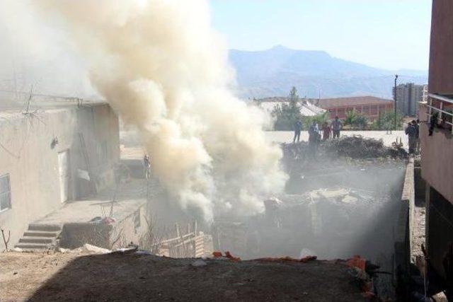 Şırnak'ta Sokaklara Barikat Kuran Göstericilere Polis Müdahalesi