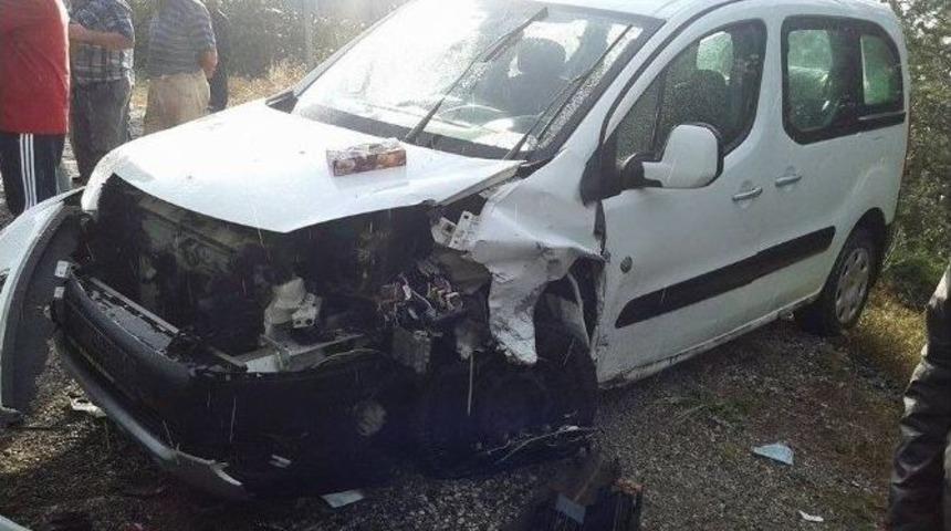 K&uuml;tahya&rsquo;da Trafik Kazası: 1 &Ouml;l&uuml;, 6 Yaralı