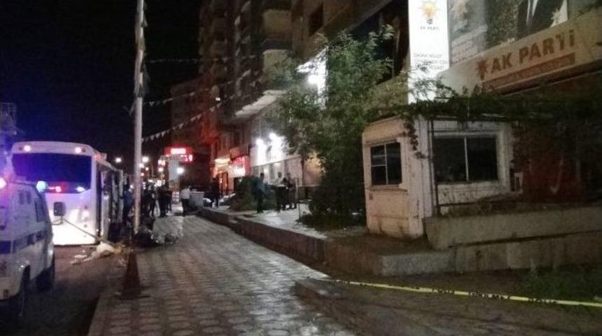Diyarbakır&rsquo;da Ak Parti&rsquo;ye Bombalı Saldırı: 1 Polis Yaralı