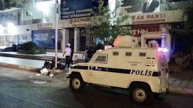 Diyarbakır’da Ak Parti’ye Bombalı Saldırı: 1 Polis Yaralı