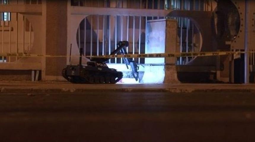 Konak İl&ccedil;e Emniyet M&uuml;d&uuml;rl&uuml;ğ&uuml; &Ouml;n&uuml;nde Bomba Paniği