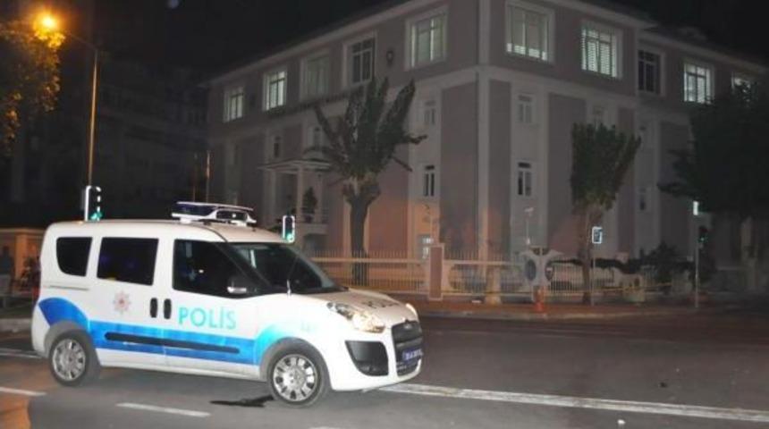 Emniyet M&uuml;d&uuml;rl&uuml;ğ&uuml; &Ouml;n&uuml;nde Ş&uuml;pheli Paket Alarmı