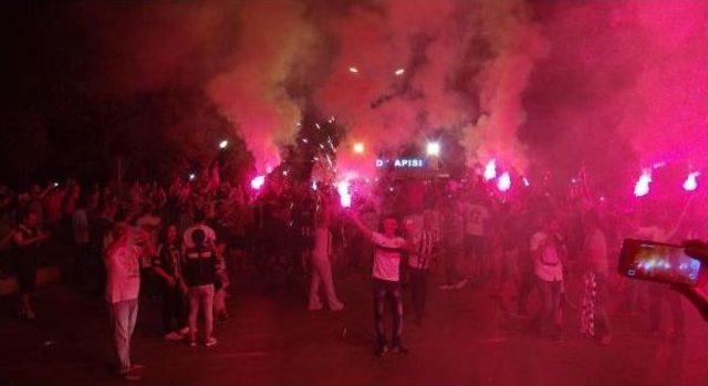 Adana da Beşiktaş a Coşkulu Karşılama 1