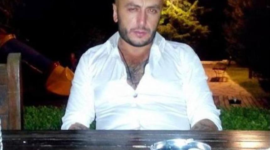 Seyir Halindeki Otomobilin &Ouml;n&uuml; Kesilip Ateş Edildi; S&uuml;r&uuml;c&uuml; &Ouml;ld&uuml;, Eşi Yaralandı