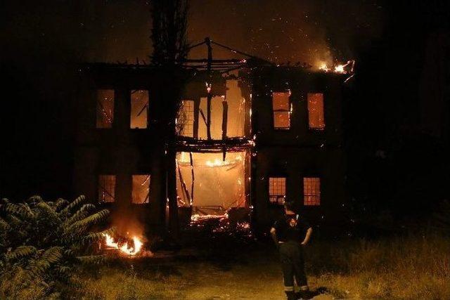 Elektrik Kontagı Şase Yaptı Tarihi Konak Kül Oldu 1