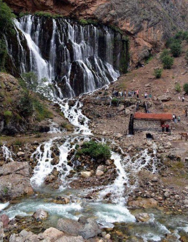 Kapuzbaşı Şelalesi’Ne Ziyaretçi Akını