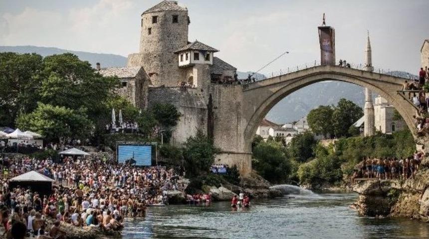 Tarihi Mostar K&ouml;pr&uuml;s&uuml;nden Nefes Kesen Atlayışlar
