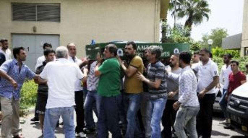 Antalya&rsquo;da Tombala Kavgası: 2 &Ouml;l&uuml;, 2 Yaralı