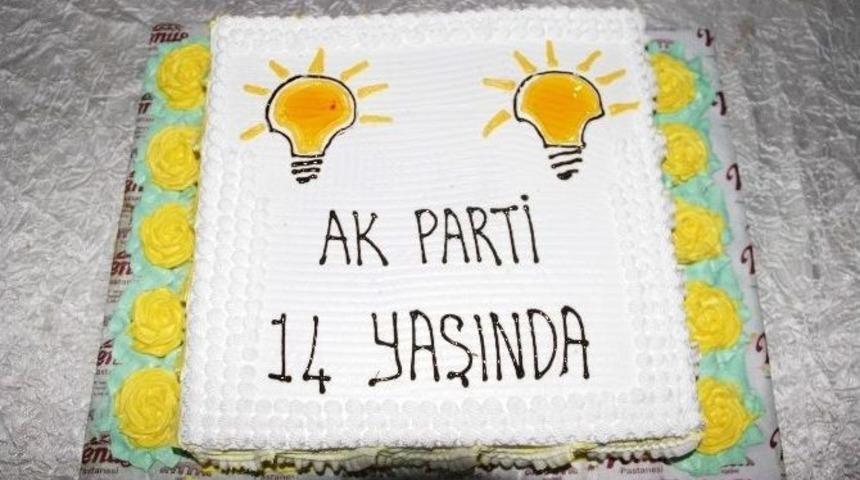 Taşköprü’de Ak Parti’nin 14. Yıldönümü, Pasta Kesilerek Kutlandı