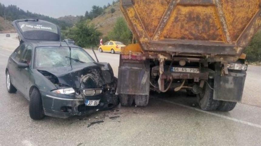 Kamyon İle Otomobil &Ccedil;arpıştı: 5 Yaralı
