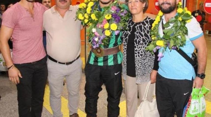 Şampiyon G&uuml;reş&ccedil;i Omuzlarda