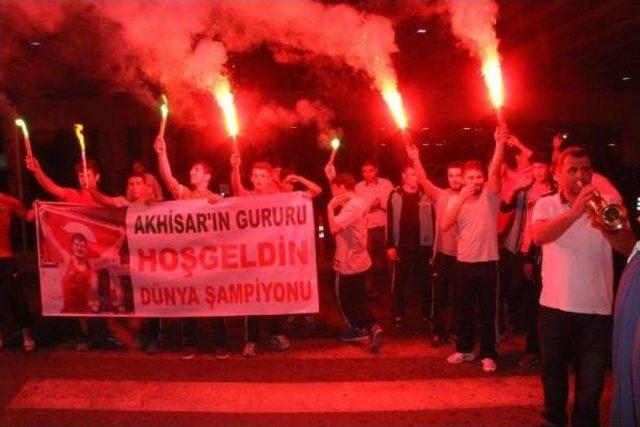 Şampiyon G&uuml;reş&ccedil;i Omuzlarda 1