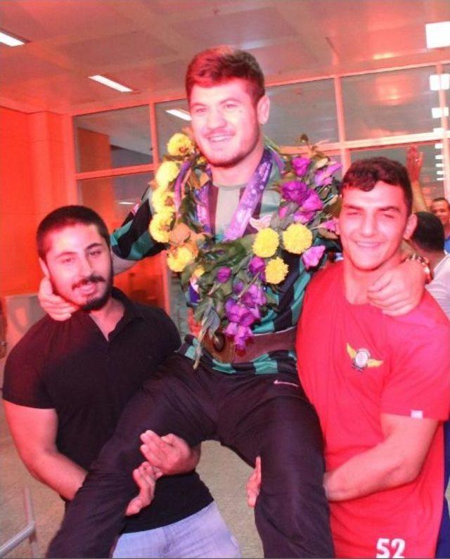 Şampiyon G&uuml;reş&ccedil;i Omuzlarda 3