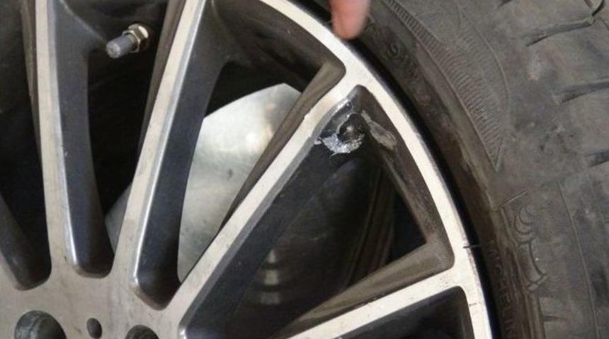 Yol Kesen Pkk&rsquo;lılar Sivil Aracı Taradı