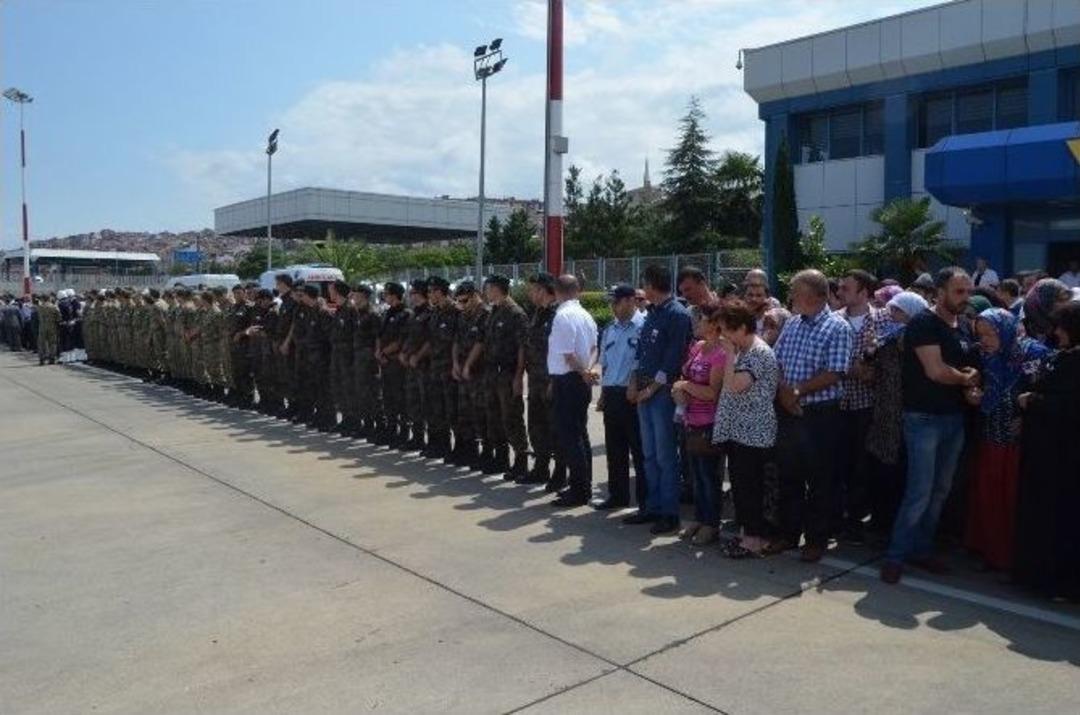 Şehit Komiser Ahmet &Ccedil;amur&rsquo;un Cenazesi Trabzon&rsquo;a Getirildi
