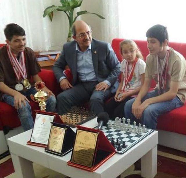 G&ouml;rme &Ouml;z&uuml;rl&uuml; Ailenin Santran&ccedil;ta T&uuml;rkiye Ikincisi Oğulları 1