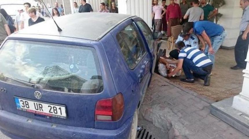 Kaldırımda Bekleyen Vatandaşa Otomobil &Ccedil;arptı