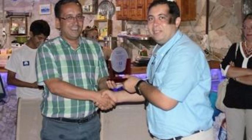 T&uuml;r&ccedil;ev&rsquo;den Ayvalık Belediyesine Plaket